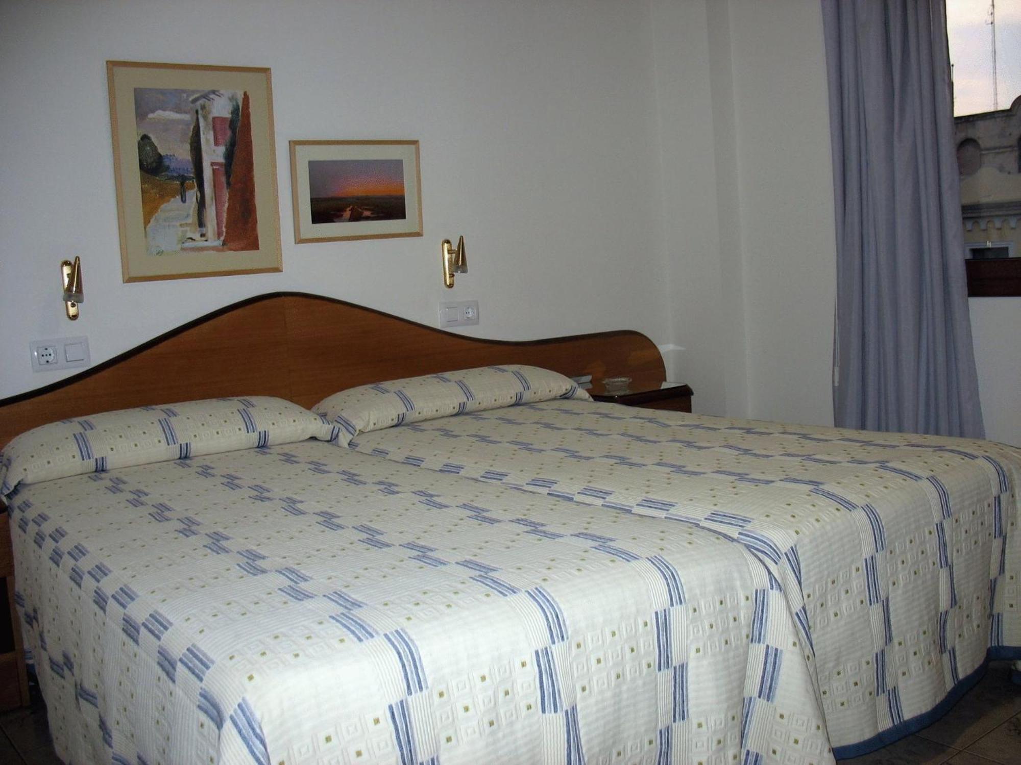 Hostal La Barretina Figueres  Exterior photo